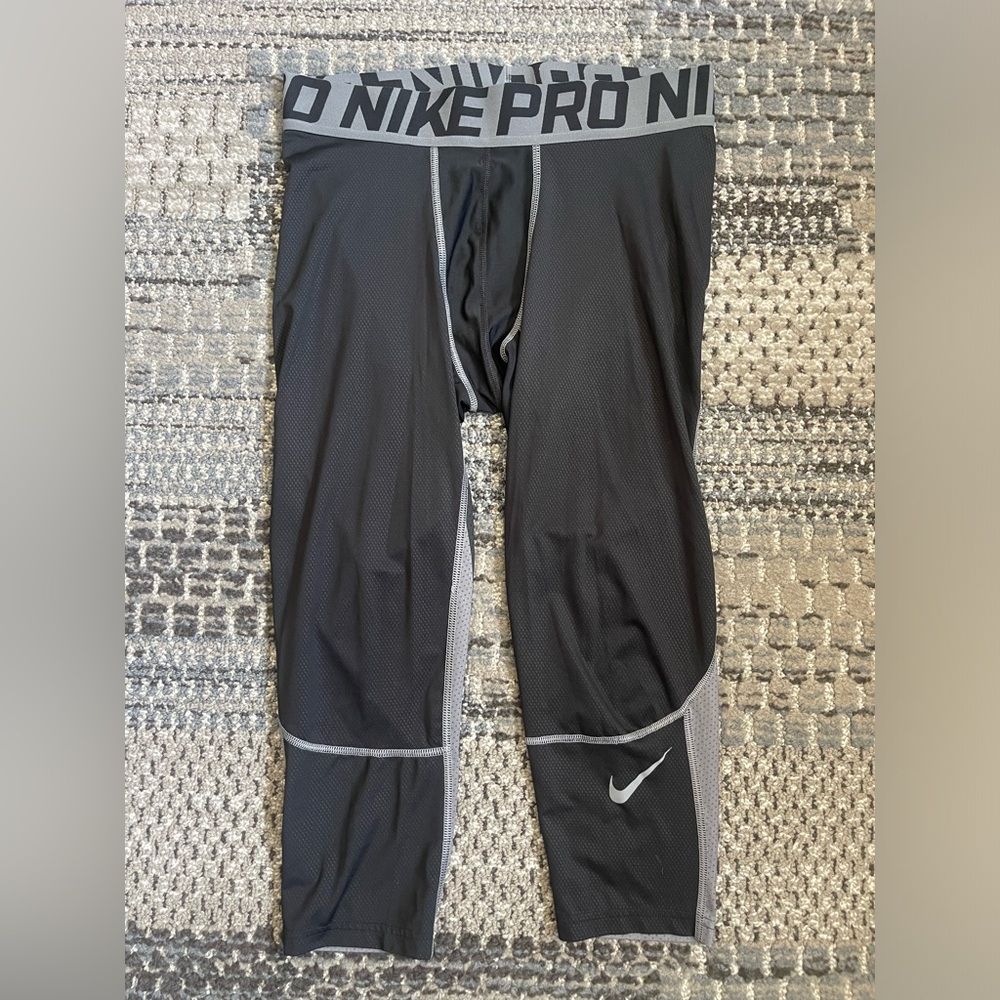 Men’s Nike Pro 3/4 Length Compression Athletic Pants in Gray, Black Size Large